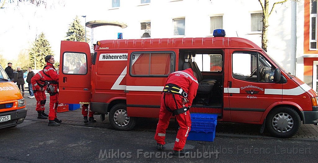 Einsatz Feuerwehr SEK Polizei Koeln Nippes Merheimerstr P015.JPG